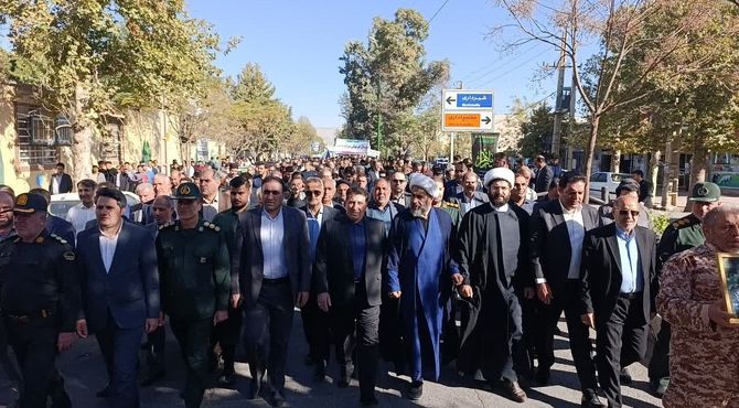 حماسه ۱۳ آبان در کوهدشت؛ حضور پرشور مردم و دانش‌آموزان در راهپیمایی روز ملی مبارزه با استکبار