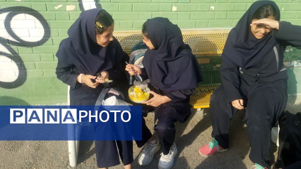 دور همی دخترانه همزمان با هفته بهداشت روان در دبیرستان فرهنگیان 