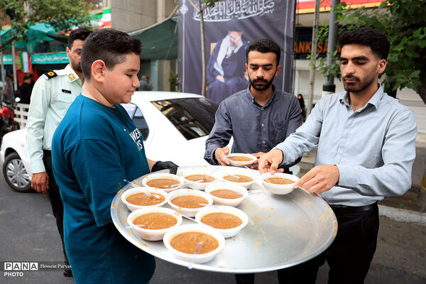 خدمات رسانی و پذیرایی موکب های وزارت آموزش و پرورش از تشییع کنندگان پیکر رهبر شهید انقلاب