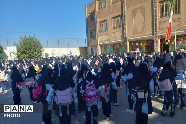 آغاز ماه‌مهر و دیدار مجدد دانش‌آموزان و معلمان در مدرسه عزیزالله پزشکی ۲