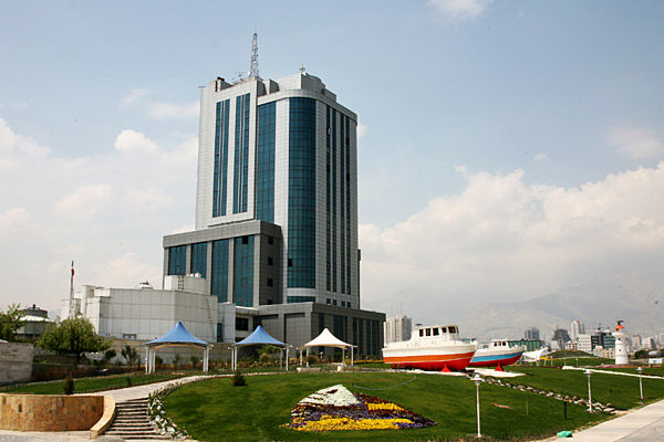 سازمان بنادر: اطفای حریق بندر شهید رجایی با همه امکانات در حال انجام است