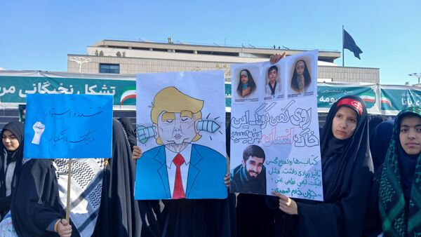 حضور پرشور دانش آموزان مشهد مقدس در راهپیمایی یوم‌الله ۱۳ آبان 