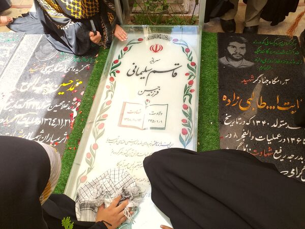 دختران اثرگذار شهرستان‌های تهران مزار سردار دلها و شهیده آیدا قاسمی را زیارت کردند