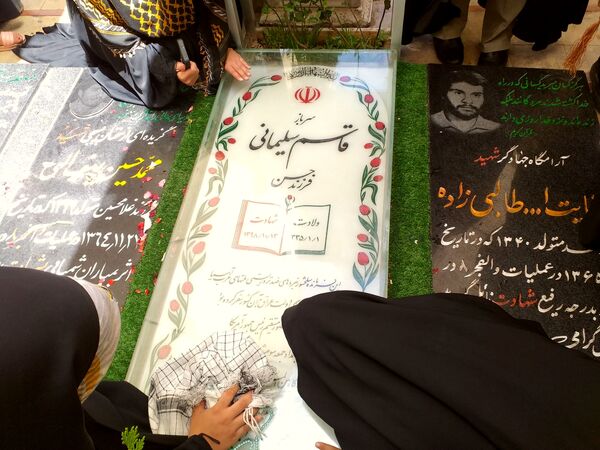 دختران اثرگذار شهرستان‌های تهران مزار سردار دلها و شهیده آیدا قاسمی را زیارت کردند