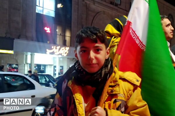 حضور دانش‌آموزان و کودکان بهارستانی در راهپیمایی شبانه «جنگ رمضان»