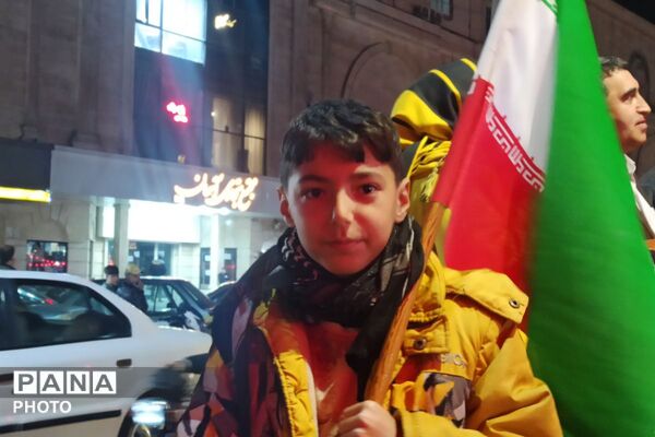 حضور دانش‌آموزان و کودکان بهارستانی در راهپیمایی شبانه «جنگ رمضان»