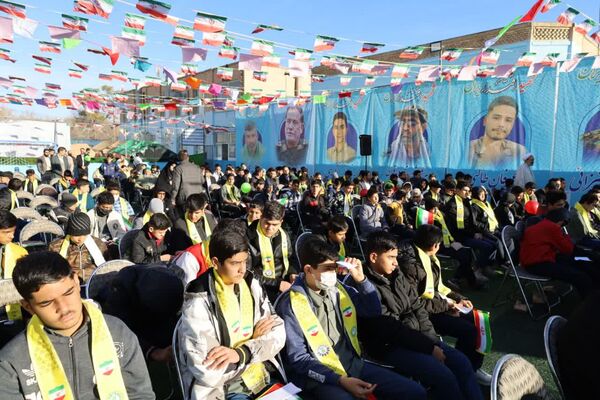 آیین نمادین نواختن «گلبانگ انقلاب اسلامی » در مدرسه احمد فتاحی ناحیه دو یزد