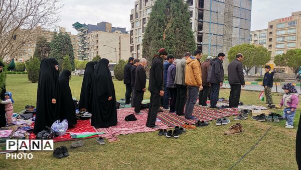  اقامه نماز ظهرِ روز طبیعت در جبهه خیابان