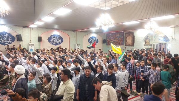 شادی دانش‌آموزان مشهدی در پی عملیات غیور مردان نیروهای سپاه وتجمع در مهدیه مشهد