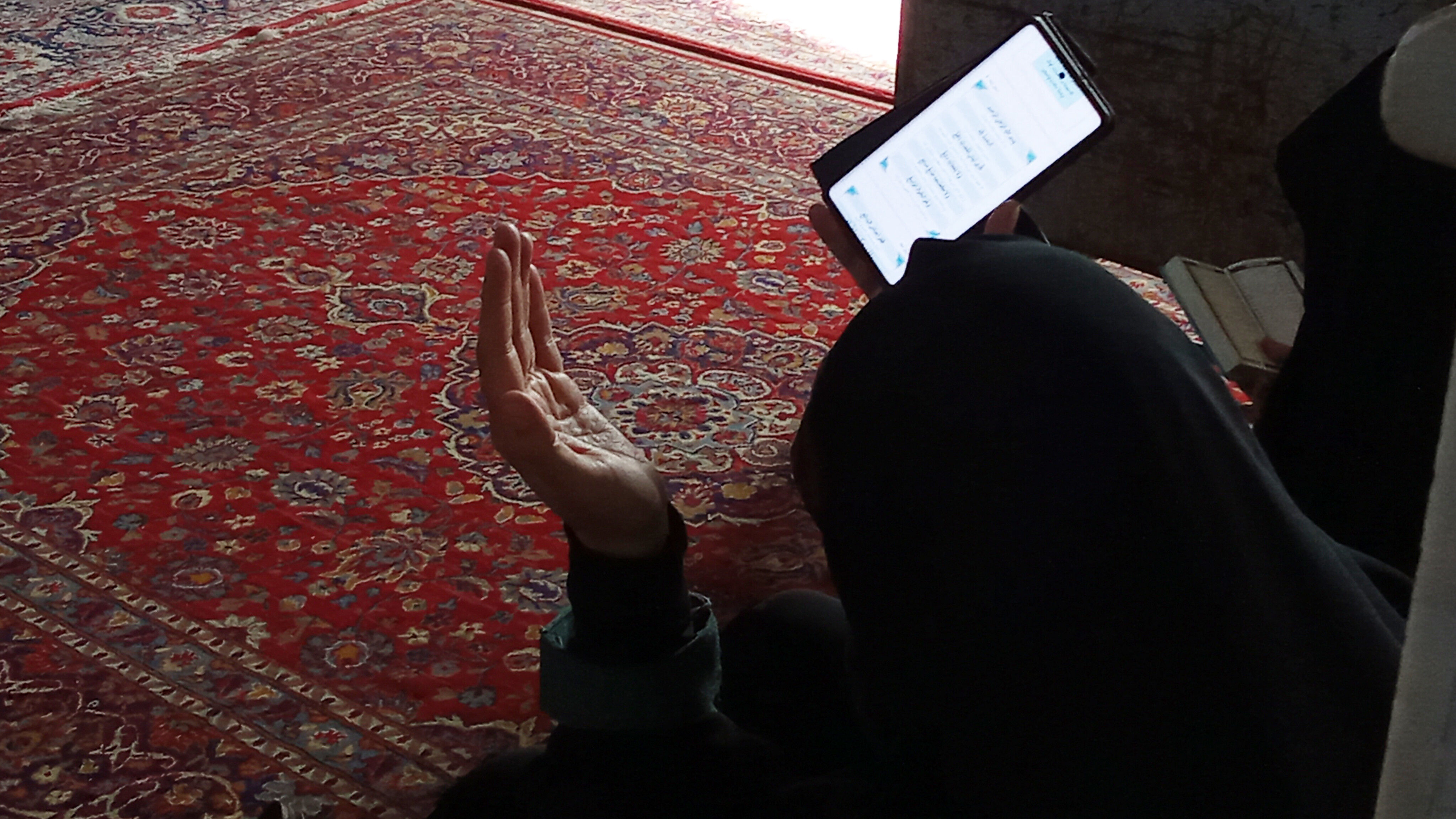 آوای دلنشین دعای عرفه در مساجد شهر بن طنین‌انداز شد