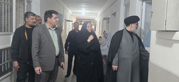 بازدید امام جمعه و مدیر آموزش‌ و پرورش بافق از دبستان هفتم تیر