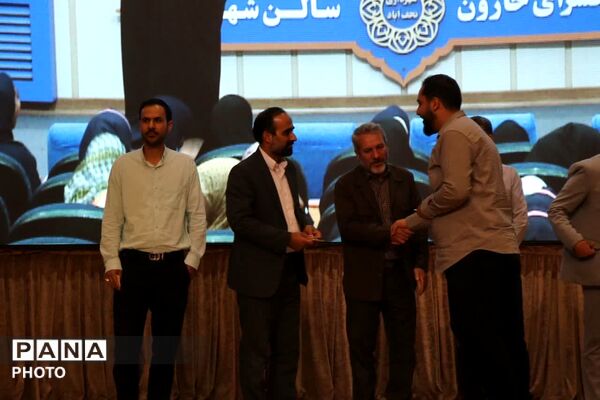 تجلیل از دانش آموزان برتر مسابقات قرآن و عترت و نماز در نجف آباد