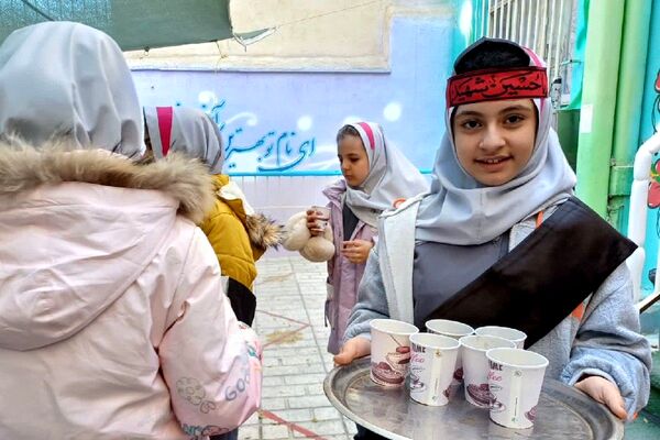 ایستگاه صلواتی در دبستان سارا، میزبان دل‌های کوچک در سوگ حضرت فاطمه(س) بود