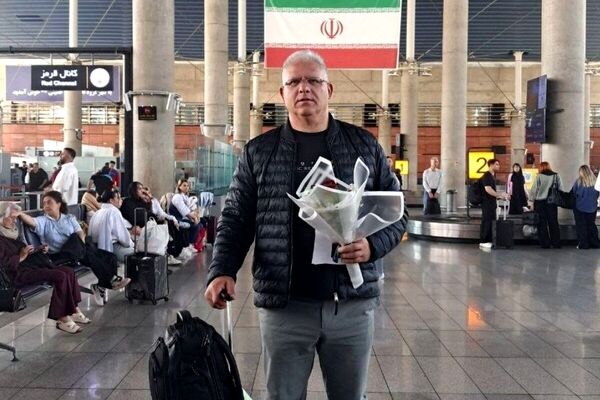 «مانولوپولوس»  در اردوگاه آسمان خراش‌های ایران