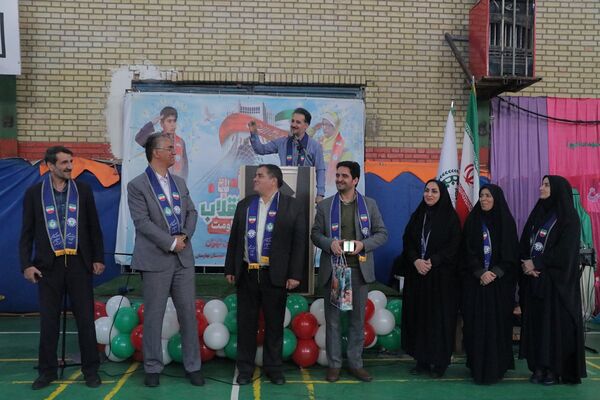 بهارستان دو صحنه همفکری، همدلی و همکاری پیشتازان در همایش یاوران انقلاب