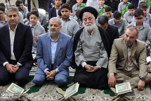 محفل انس با قرآن کریم و اقامه نماز جماعت در نخستین روز بازگشایی مدارس