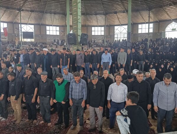 نماز جماعت در حسینه روستا اردمه در ظهر اربعین