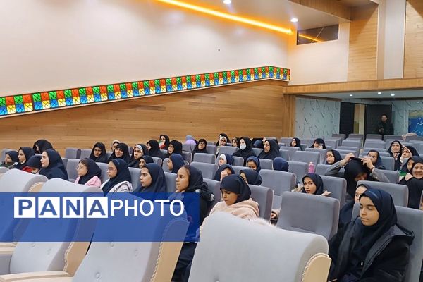 پایگاه شهید انصاری میزبان دانش‌آموزان دبستان مهدیزاده در جشن دهه فجر 