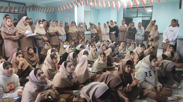 آذین‌بندی دهه فجر و نواخته شدن زنگ انقلاب در دبیرستان حضرت آسیه(س) حاجی‌آباد