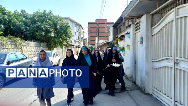 قدم‌های کوچک برخاک بزرگ