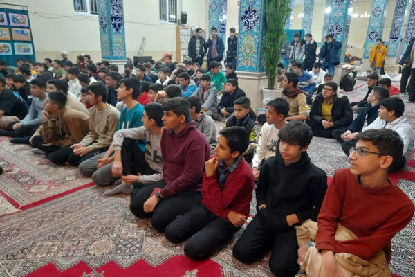 اعتکاف دانش‌آموزان دبیرستان شاهد شهید زرین کلاه شهرستان اقلید در مسجد امام حسین (ع)