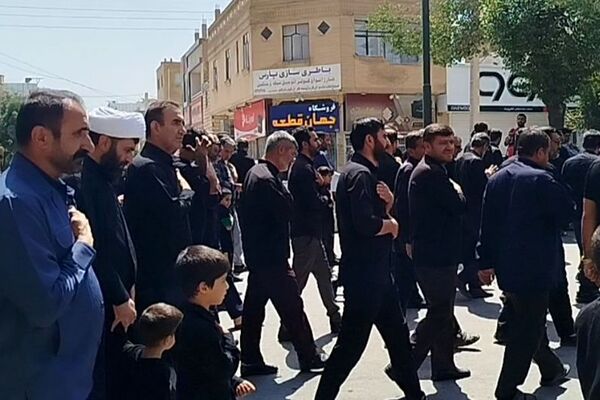 کاروان عزاداران ۲۸ صفر، لردگان را سیاه‌پوش کرد
