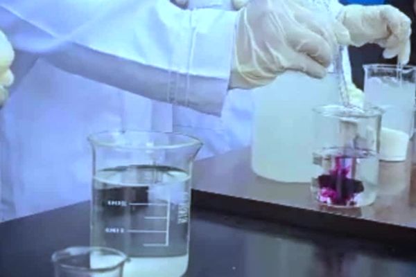  اجرای آزمایش‌های علمی، هیجان را به کلاس‌های شهید ضرغام قاسمی آورد