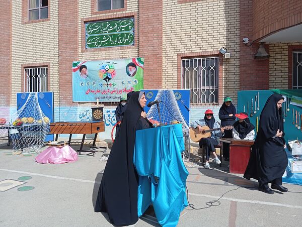 مراسم نمادین هفته تربیت‌بدنی و ورزش در دبیرستان هفده شهریور شهرستان فیروزکوه