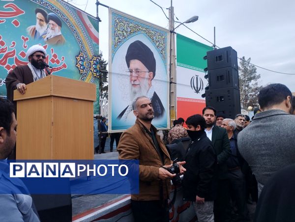 حضور دانش آموزان و جامعه بزرگ فرهنگیان در یوم الله 22 بهمن ماه در پاکدشت 