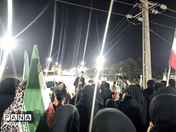 جلوه معنوی در سندرک؛ پرچم متبرک حرم اباعبدالله (ع) و عبای رهبر معظم انقلاب در تجمع مردمی