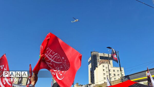 مشهد، در آغوشِ حرم، با رهبر شهید وداع کرد