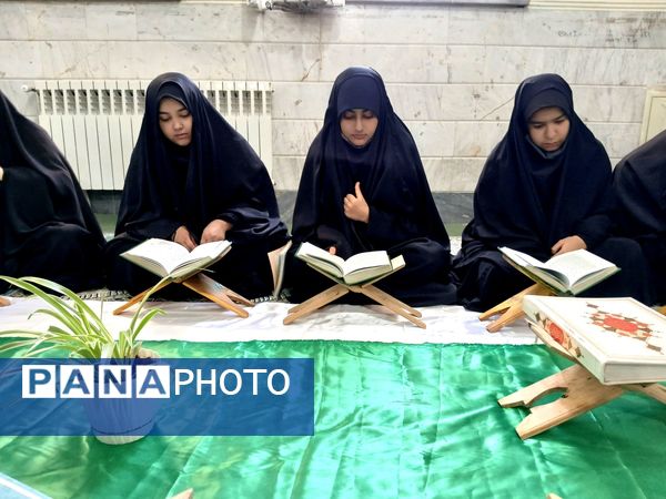 برپایی محفل قرآنی در دبیرستان دارالزهرا(س) قم