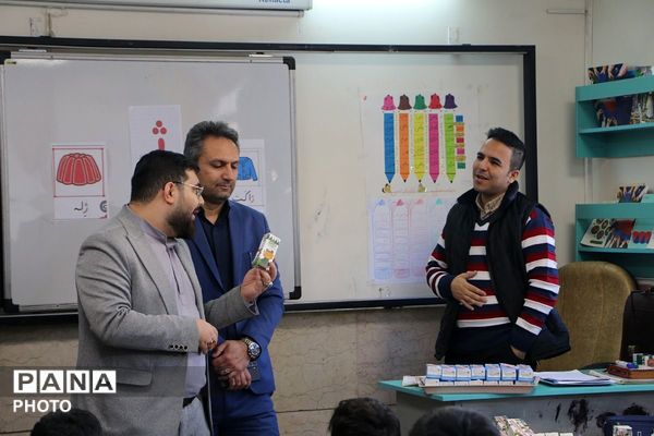 توزیع شیر رایگان در دبستان علی‌اکبر طالبی شهرری