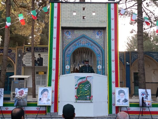 غبارروبی و عطرافشانی گلزار مطهر شهدا در نیشابور 