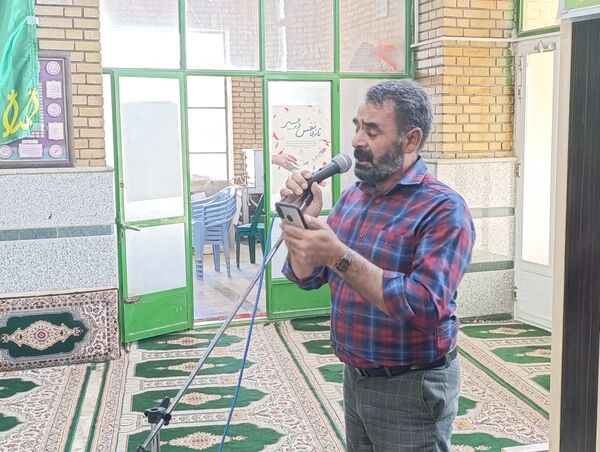 اهدای هدایای متبرک به نمازگزاران سفیددشت