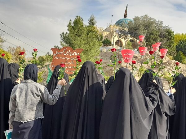 ادای احترام به شهدا توسط دانش‌آموزان دبیرستان فرهنگ ۱۳