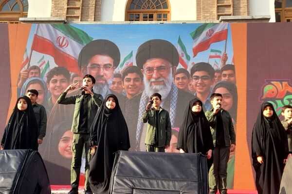 بیعت نوجوانان با رهبر انقلاب در تهران