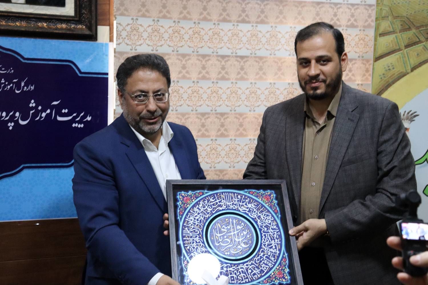 معلمان ، پاسداران اندیشه و فرهنگ ناب انقلاب اسلامی هستند”