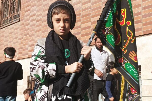 طنین نوای عشق و عزا؛ مراسم عزاداری دهه دوم فاطمیه در مدارس بهارستان‌دو