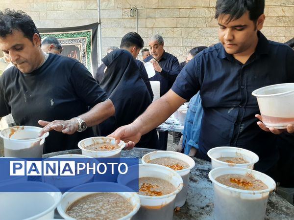 توزیع ۲۰ دیگ شله به عنوان نذر توسط خادم حرم مطهر رضوی و خیر بزرگ شهر مشهد مقدس