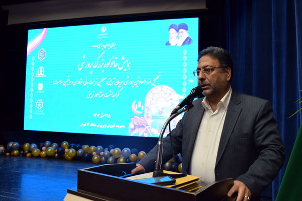 تجلیل از تلاش‌های بی‌وقفه مربیان در همایش خانواده بزرگ پرورشی