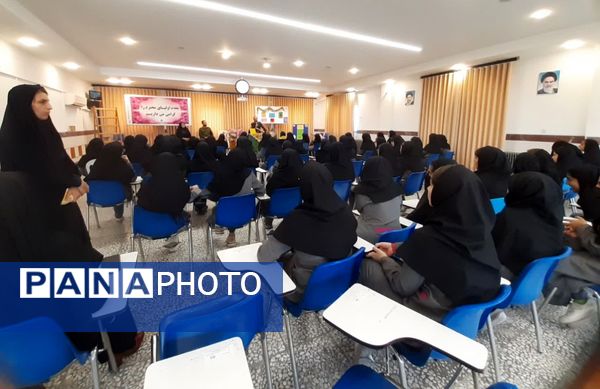 گرامیداشت هفته نیروی انتظامی در دبیرستان فرزانگان قائمشهر