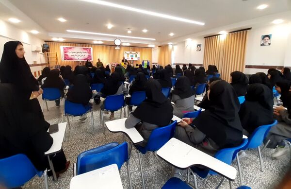 گرامیداشت هفته نیروی انتظامی در دبیرستان فرزانگان قائمشهر