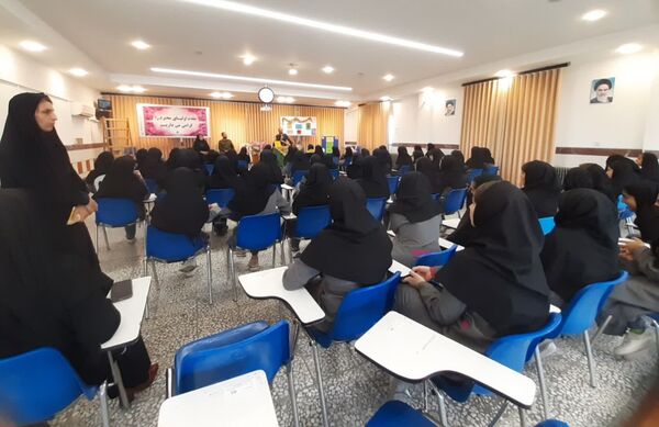 گرامیداشت هفته نیروی انتظامی در دبیرستان فرزانگان قائمشهر