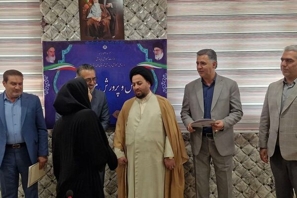 تقدیر از دانش‌آموز نخبه پژوهش‌سرای کاوش در شورای آموزش و پرورش کهریزک