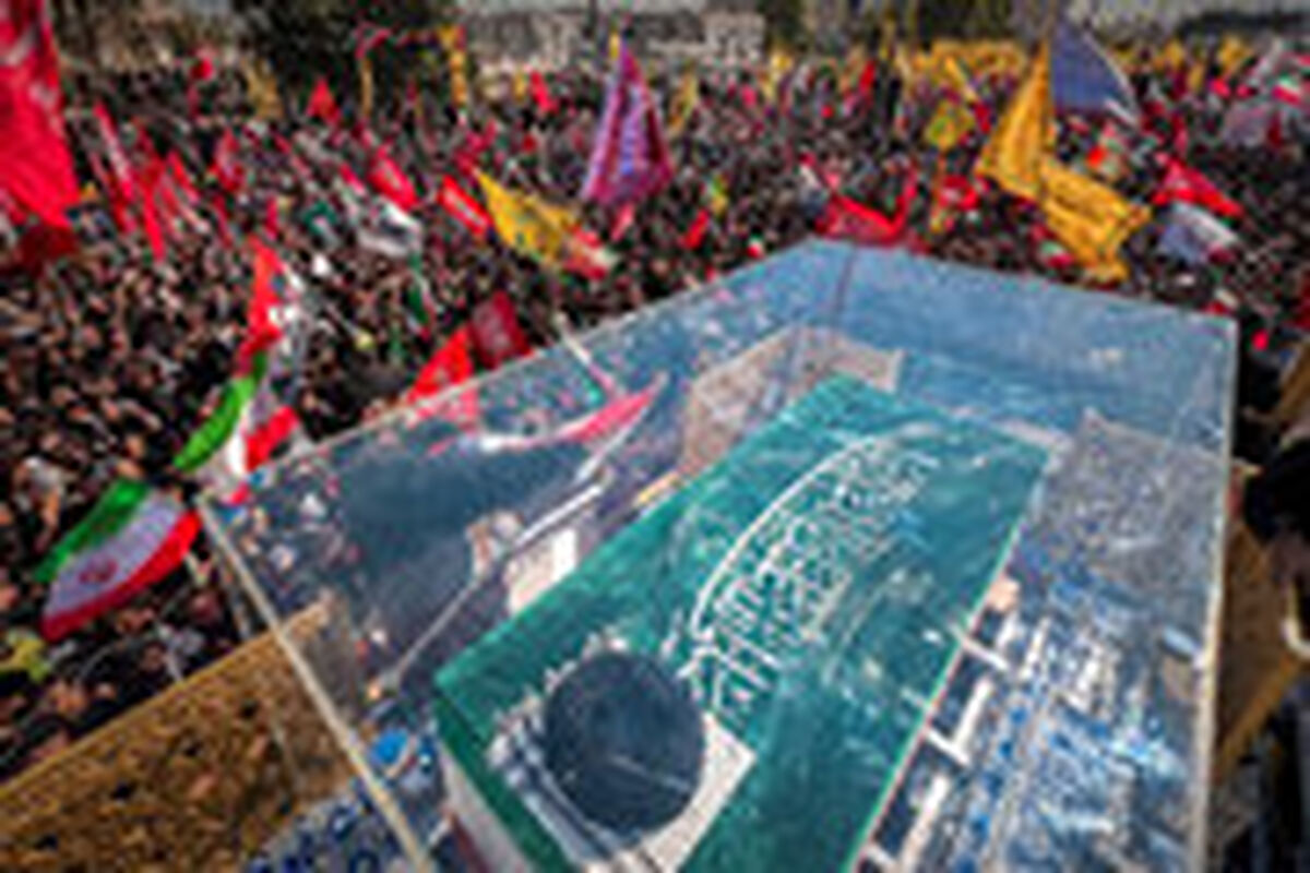 پیکر مطهر رهبر شهید انقلاب در نزدیکی روضه منوره حرم رضوی آرام می‌گیرد