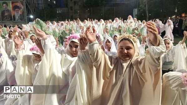 طلیعه بندگی خالق مهربان در جشن تکلیف دختران منطقه ۱۰