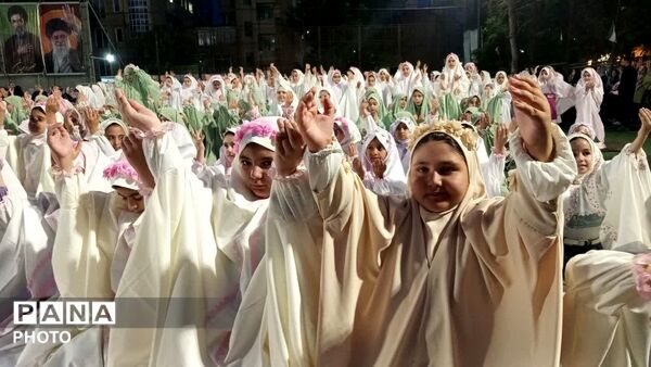 طلیعه بندگی خالق مهربان در جشن تکلیف دختران منطقه ۱۰