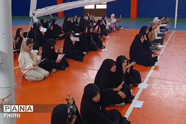 بازدید مدیرکل آموزش و پرورش خراسان شمالی از تمرین سرود «رهبر شهیدم» دانش‌آموزان بجنوردی