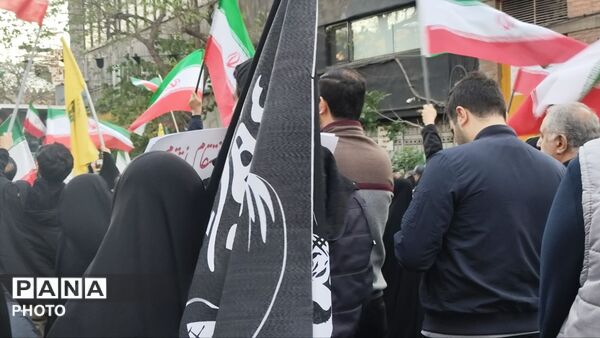 مردم تهران به احترام چهلمین روز از شهادت رهبر شهید ایستادند